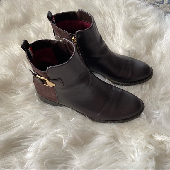 Tommy Hilfiger women’s brown mixed media ankle booties
Size 8 - Picture 6 of 8